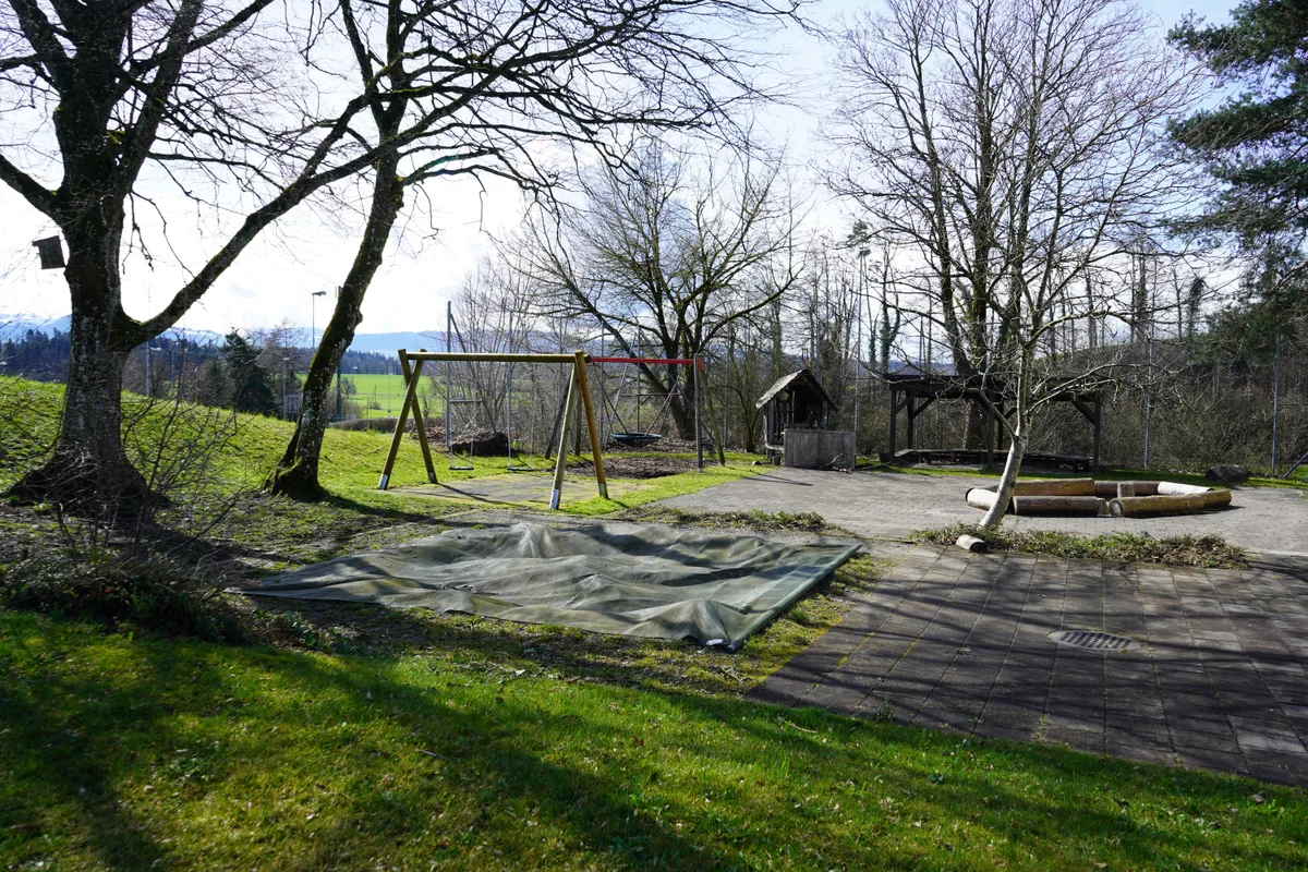 Ein Spielplatz bei einem Kindergarten.